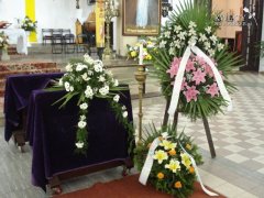 Oprawa kwiatowa pogrzebu w Parafii św. Franciszka z Asyżu w Warszawie