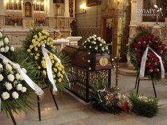 Oprawa kwiatowa pogrzebu na Cmentarzu Bródnowskim