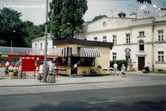 Kwiaciarnia przy Cmentarzu Bródnowskim w Warszawie (1994r.)